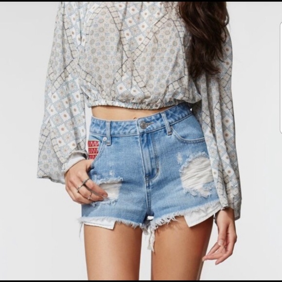 🎂Kendall & Kylie Embroidered Back Pocket Shorts - Picture 3 of 7